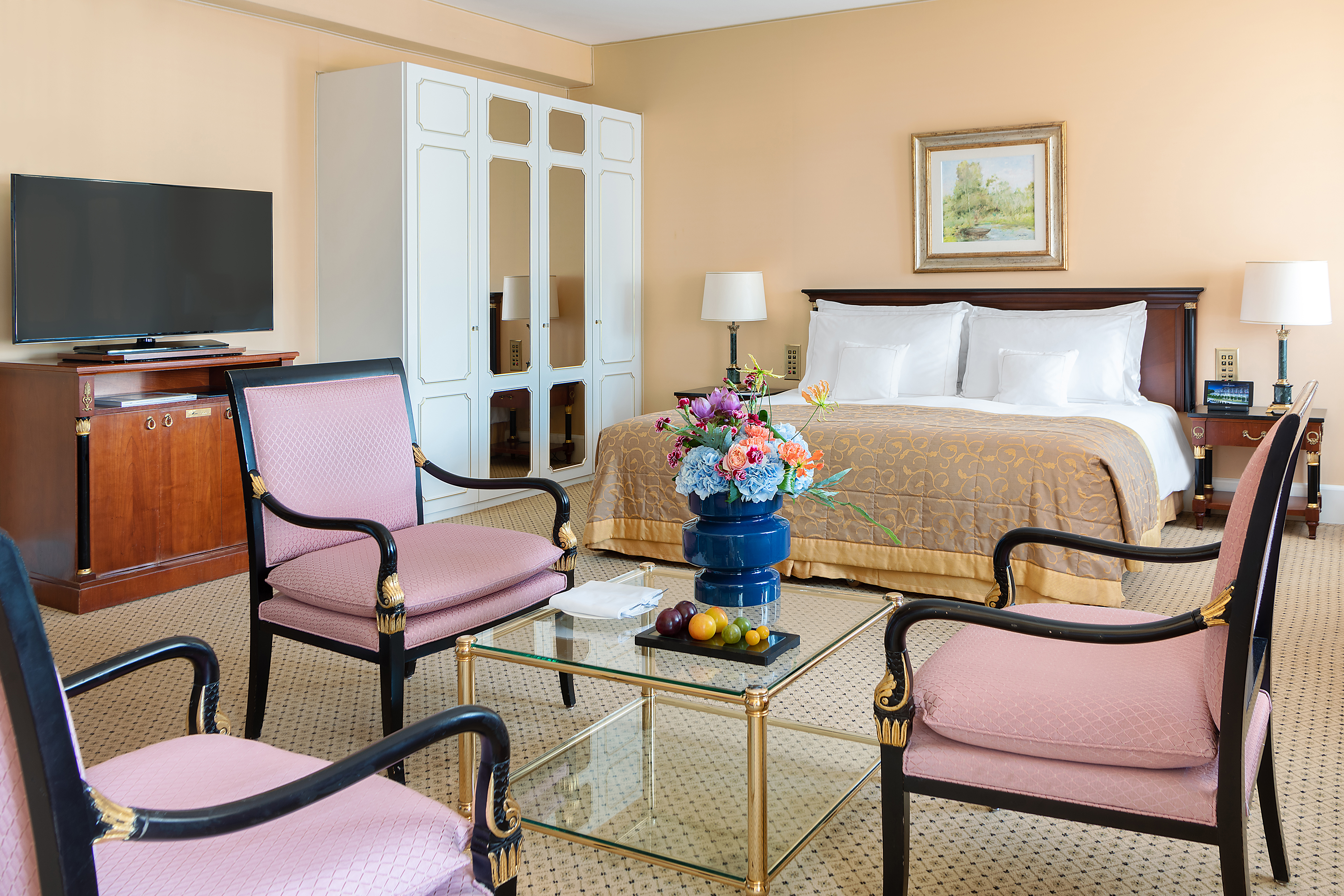 lausanne-palace-executive-classic-city-room-129-salon-01.jpeg