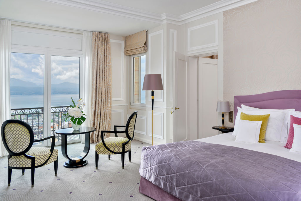 Salon lumineux de la Suite Lake View du Lausanne Palace avec accès direct à une terrasse privative offrant une vue panoramique sur le lac Léman. Une suite avec salon indépendant idéale pour recevoir, travailler ou se détendre dans un hôtel 5 étoiles à Lausanne.