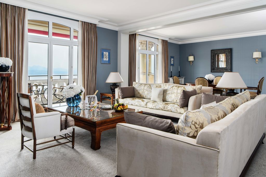 Salon de la Coco Chanel Suite du Lausanne Palace, Signature Suite de 170 m² inspirée de Gabrielle "Coco" Chanel, figure emblématique de la haute couture française et fidèle cliente du palace. Cet élégant espace de réception offre une vue panoramique sur le lac Léman, les Alpes suisses et Lausanne, dans un décor mêlant architecture Belle Époque, design intemporel et hospitalité suisse.