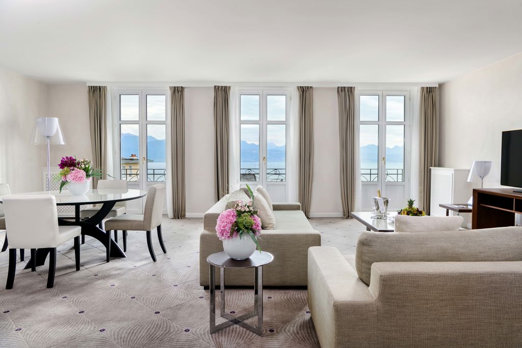Espace de vie de la Presidential Suite du Lausanne Palace, réunissant salon, salle à manger privée et larges ouvertures sur Lausanne et le lac Léman. Une Signature Suite pensée pour les réunions confidentielles, les déjeuners privés, les séjours prolongés ou les réceptions dans un palace historique suisse.