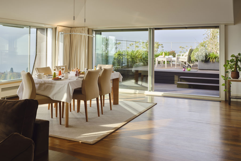 Espace de vie du Penthouse du Lausanne Palace, réunissant salon, salle à manger, cuisine équipée et accès direct au jardin rooftop. Une résidence de prestige offrant une expérience unique entre appartement privé, hospitalité suisse et panorama sur le lac Léman.