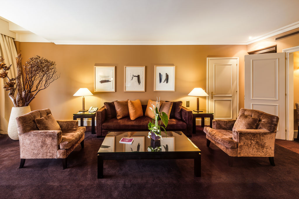 Deluxe Suite du Lausanne Palace, hôtel 5 étoiles au cœur de Lausanne, offrant un vaste espace de vie de 100 m² avec salon indépendant, chambre séparée et lumière naturelle. Pensée comme une véritable résidence de prestige, cette suite est idéale pour un séjour prolongé, un voyage d'affaires, un séjour en famille ou un week-end d'exception en Suisse.
