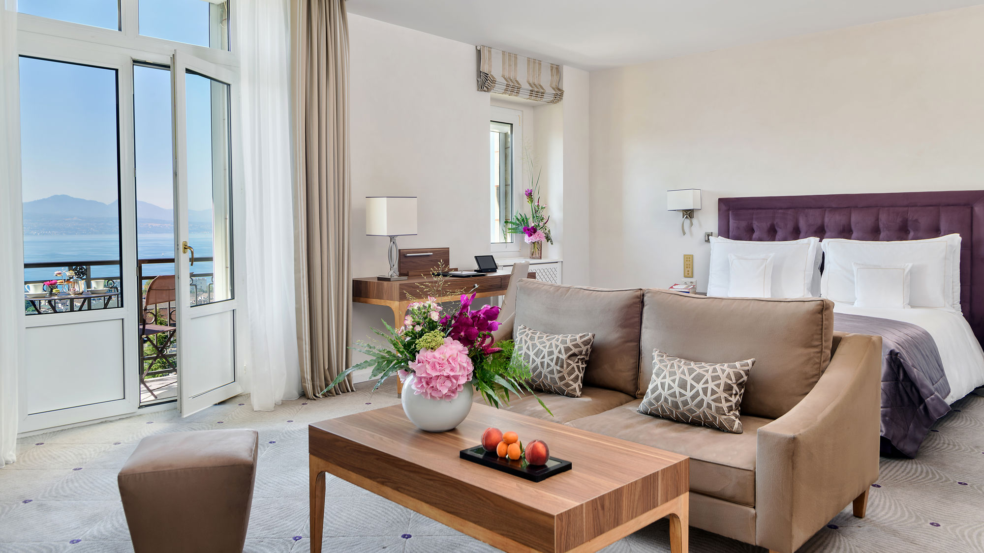 lausanne-palace-deluxe-lake-view-room-212-salon-01.jpeg