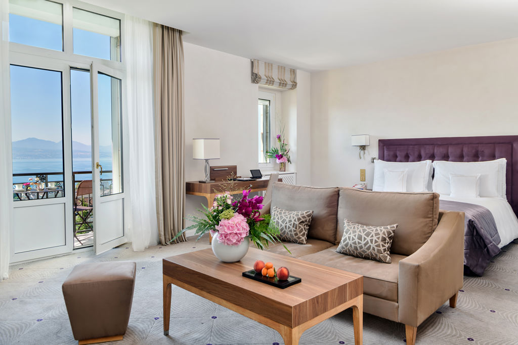 Chambre Deluxe Lake View Room du Lausanne Palace, hôtel 5 étoiles au cœur de Lausanne, offrant un espace de vie lumineux de 35 à 50 m² avec salon élégant, vue sur le lac Léman et les Alpes suisses. Idéale pour un séjour romantique, un voyage d'affaires ou un week-end en Suisse dans un cadre raffiné.