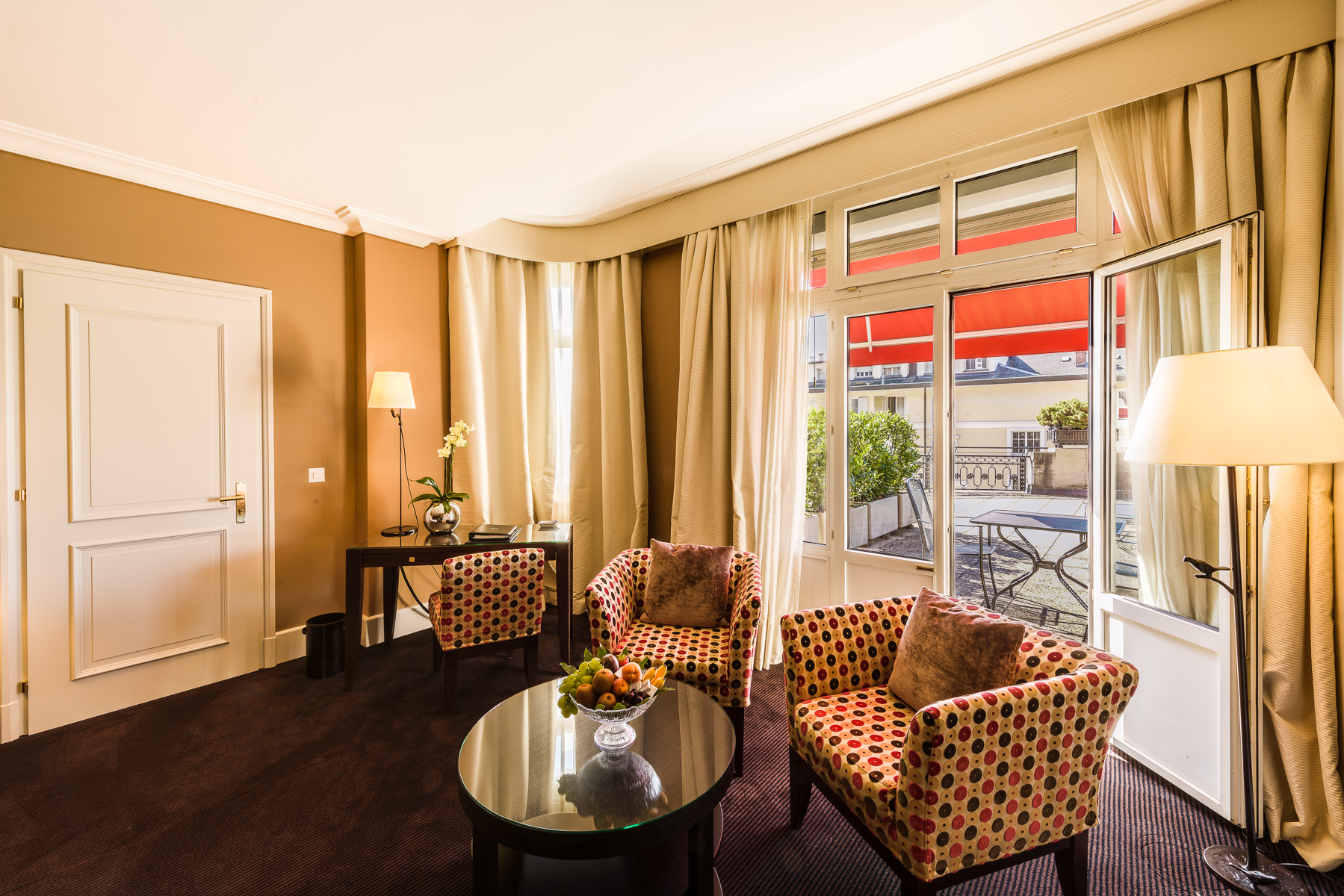 lausanne-palace-deluxe-suite-110-salon-terrasse-01.jpeg