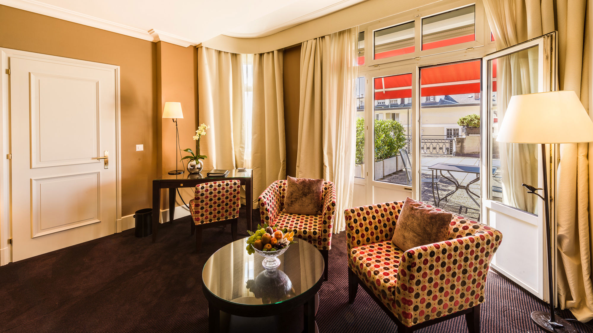 lausanne-palace-deluxe-suite-110-salon-terrasse-01.jpeg