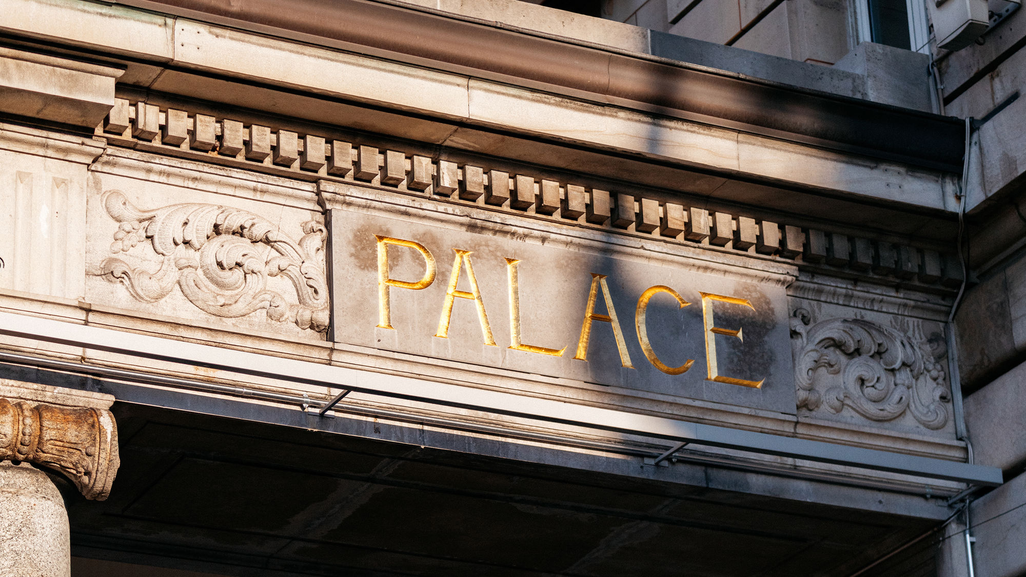 lausanne-palace-vestibule-entree-exterieure-01.jpeg