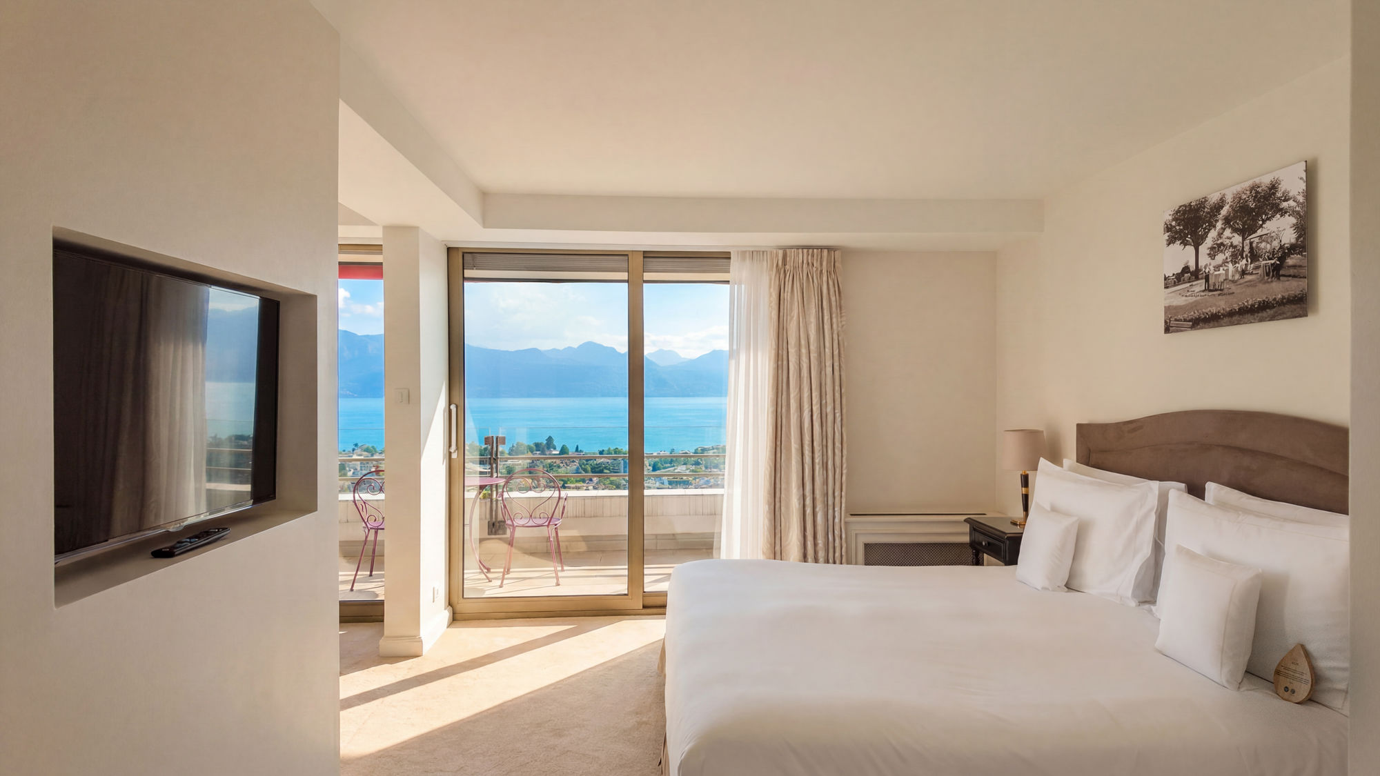 lausanne-palace-corner-suite-lake-chambre-balcon-01.jpeg