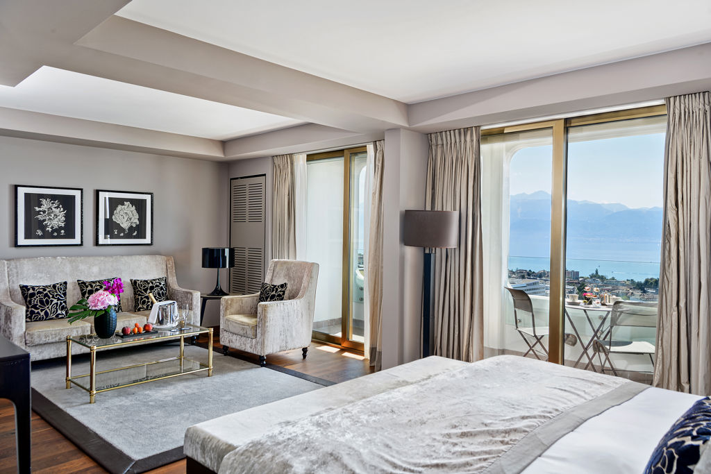 Junior Suite Lake View du Lausanne Palace, hôtel 5 étoiles au cœur de Lausanne, offrant un vaste espace de vie avec coin salon, chambre élégante et une vue panoramique sur le lac Léman et les Alpes suisses. Une suite idéale pour un séjour romantique, un voyage d'affaires ou un week-end d'exception en Suisse.