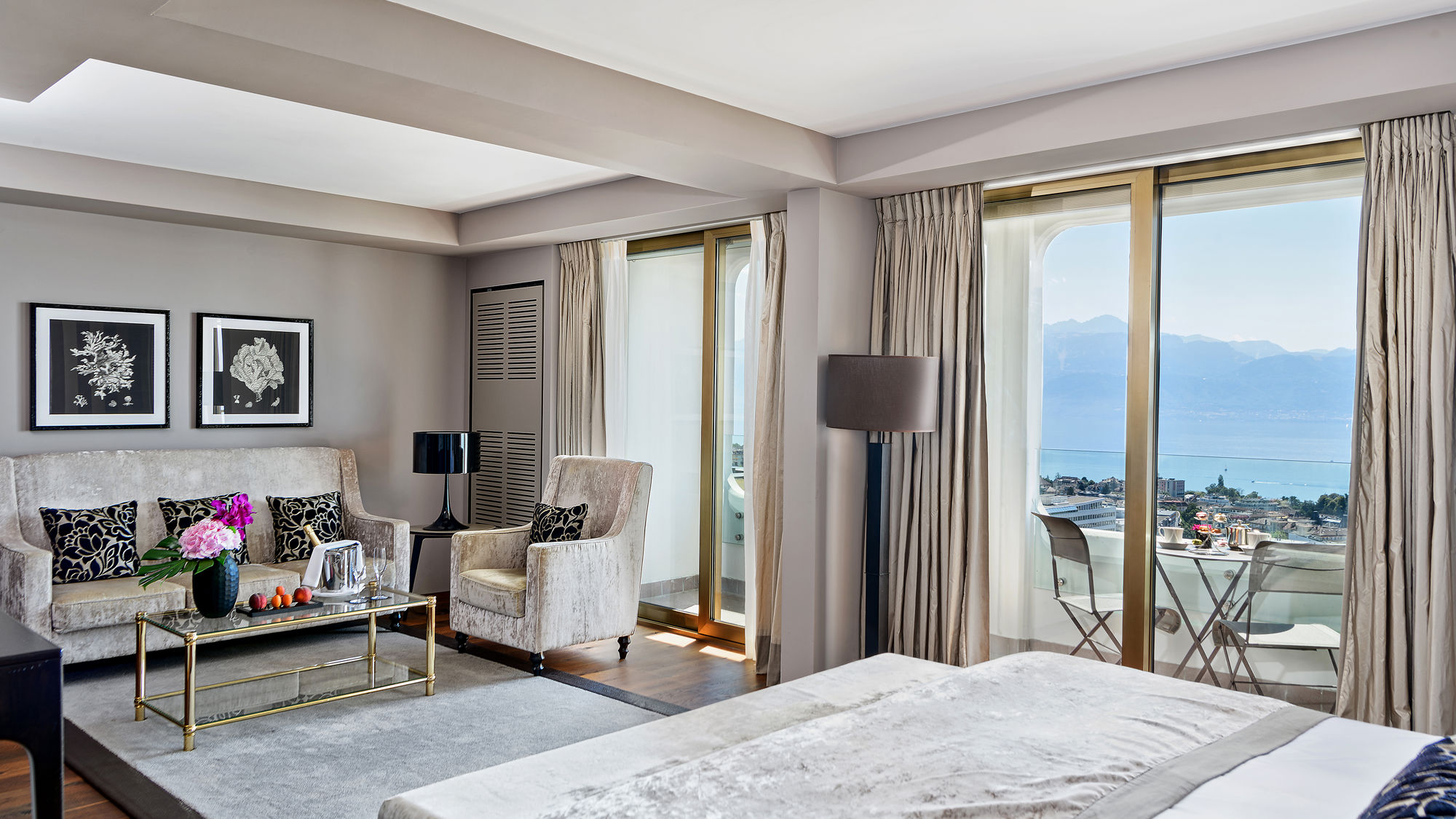 lausanne-palace-junior-suite-514-lake-view-salon-01.jpeg
