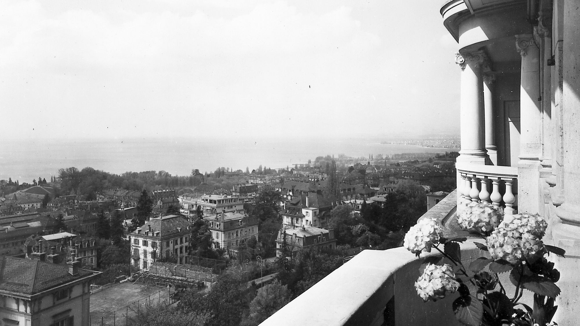 lausanne-palace-balcon-vue-lac-leman-01.jpeg