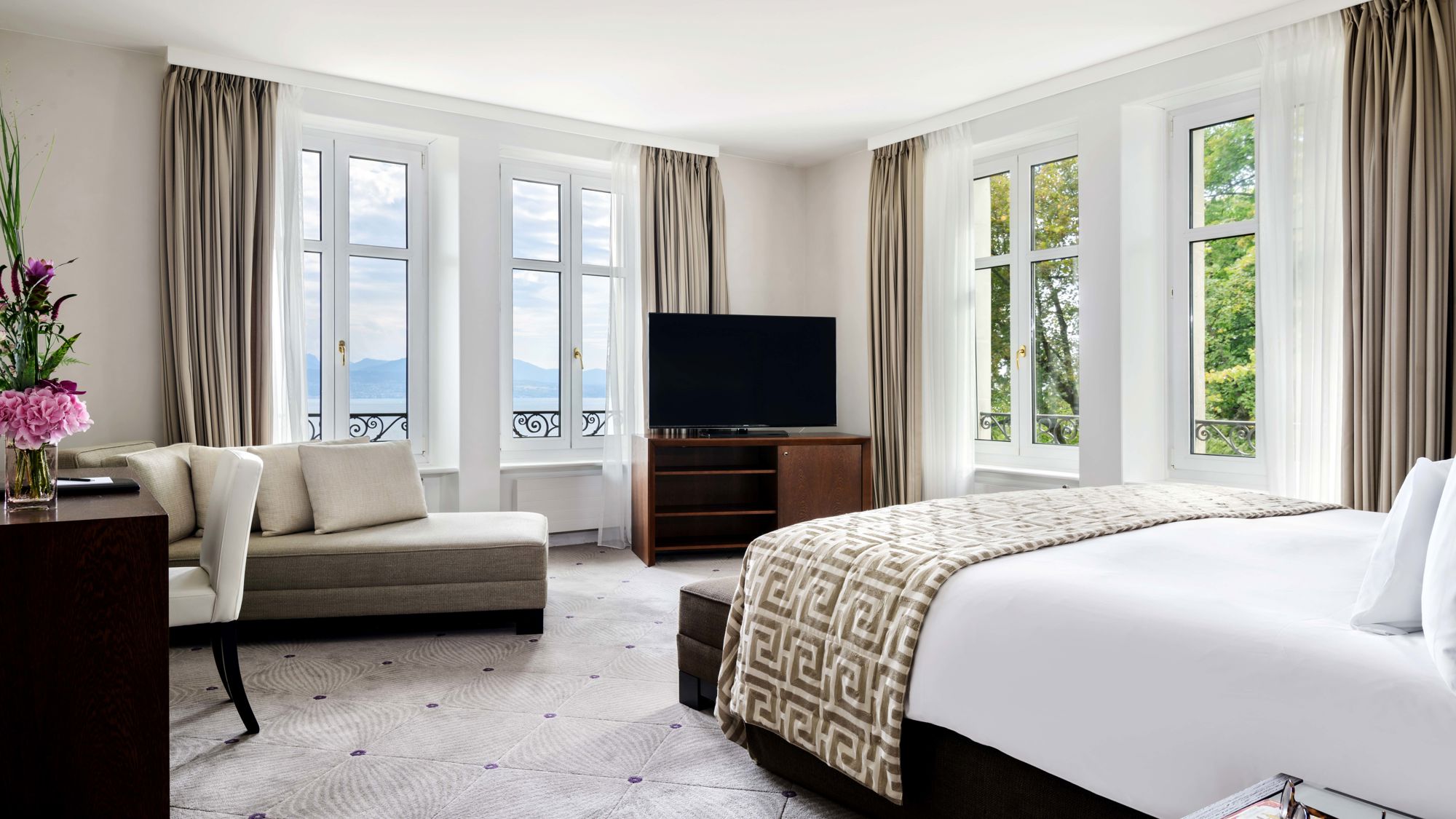 lausanne-palace-presidential-suite-220-master-bedroom-01.jpeg