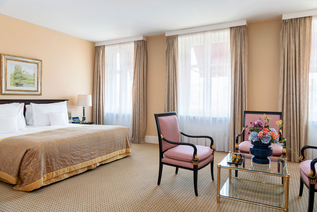Chambre Executive Classic City Room du Lausanne Palace avec lit king-size, volumes généreux, décoration contemporaine et ambiance chaleureuse. Une chambre élégante au cœur de Lausanne, idéale pour découvrir la ville, ses commerces, ses restaurants et le lac Léman.