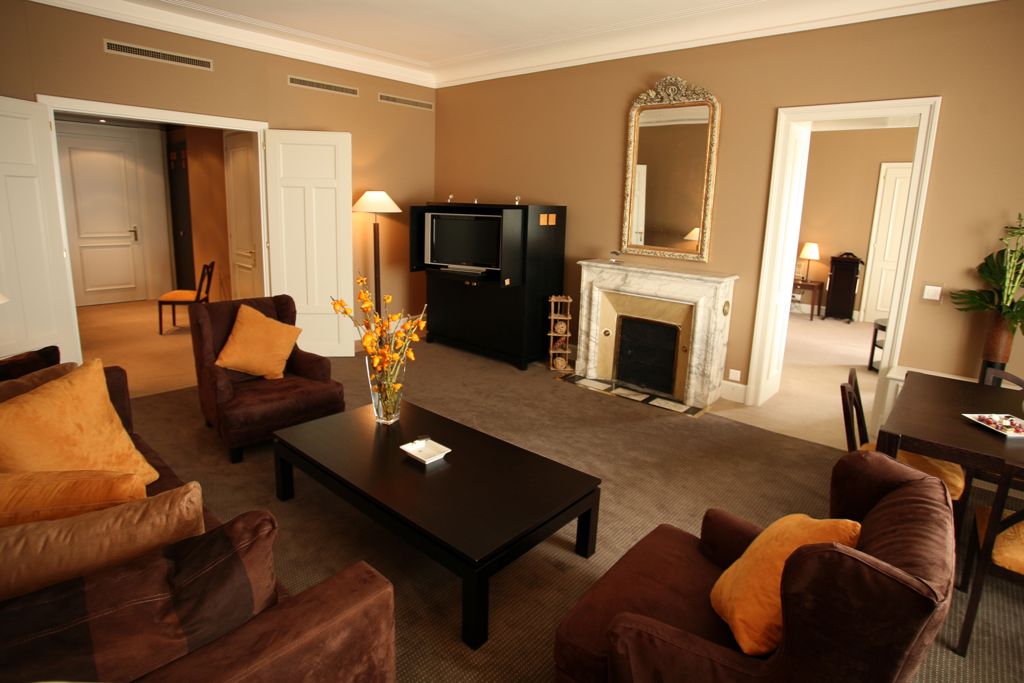 Salon de la Deluxe Lake Suite du Lausanne Palace, hôtel 5 étoiles au cœur de Lausanne, offrant un vaste espace de vie élégant avec canapé, lumière naturelle et vue panoramique sur le lac Léman et les Alpes suisses. Cette suite de prestige avec salon indépendant est idéale pour un séjour romantique, une lune de miel, un voyage d'affaires ou un séjour prolongé, à quelques minutes de la Place Saint-François et du centre historique de Lausanne.