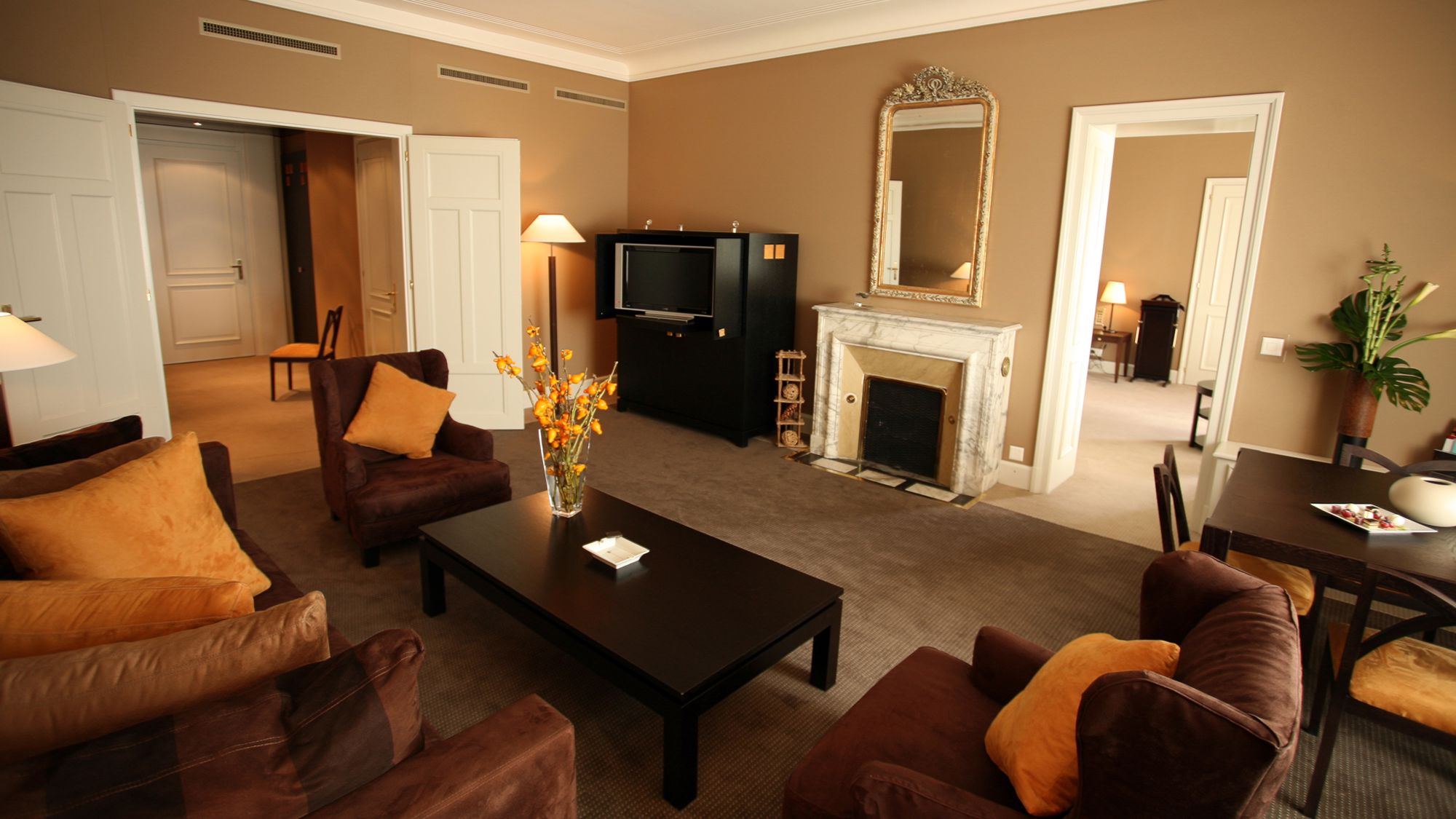 lausanne-palace-deluxe-lake-suite-salon-410-01.jpeg