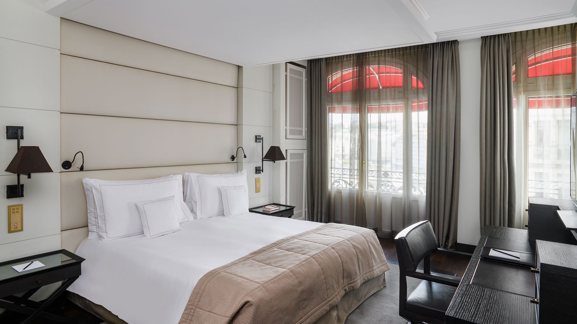 lausanne-palace-junior-suite-331-city-view-chambre-elegante-01.jpeg